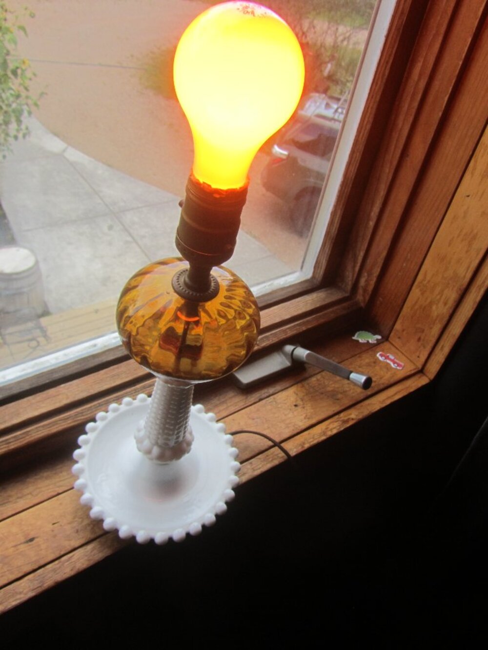 vTG FARM DECOR WHITE HOBNAIL 13. 5 IN TABLELAMP WITH AMBER SPHERE